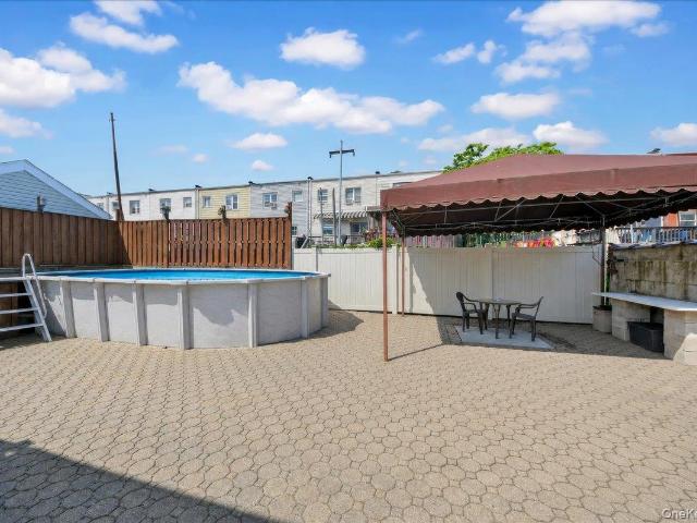 House for sale in The Bronx, Arverne