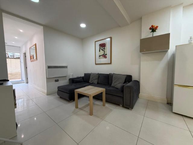 Apartment for rent in London Borough of Ealing, Hanwell
