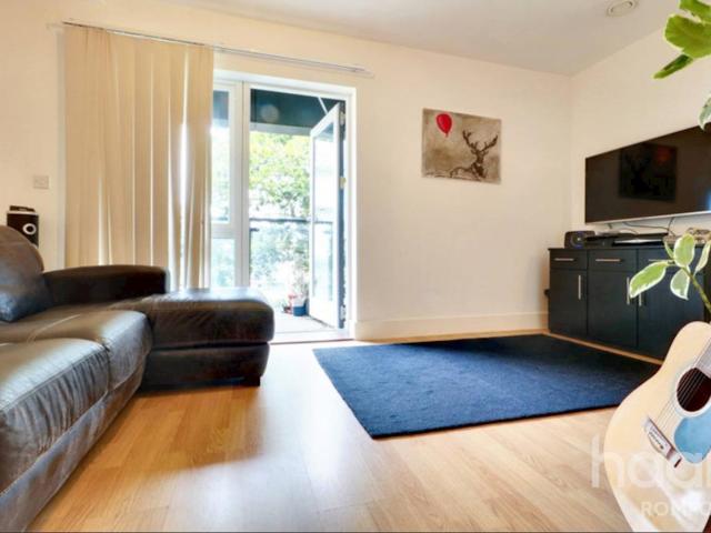 Apartment for rent in Harold Wood, Greater London