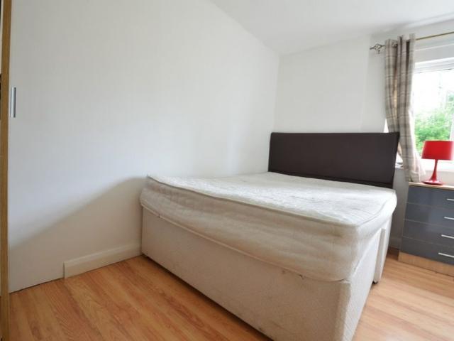 Studio for rent in Row Town, Surrey