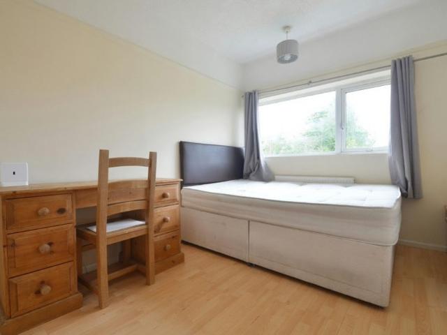 Studio for rent in Row Town, Surrey