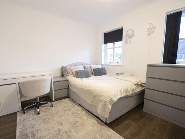 Studio for rent in Row Town, Surrey