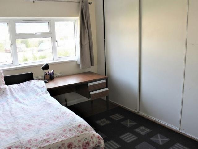 Studio for rent in Row Town, Surrey