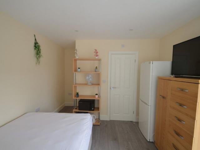 Studio for rent in Lower Halliford, Surrey