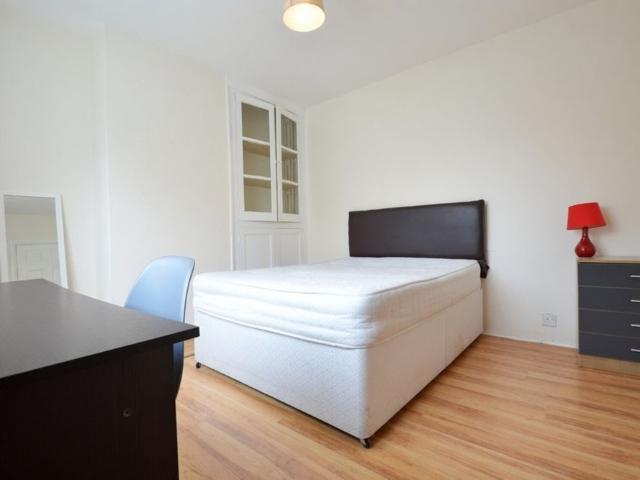 Studio for rent in Row Town, Surrey