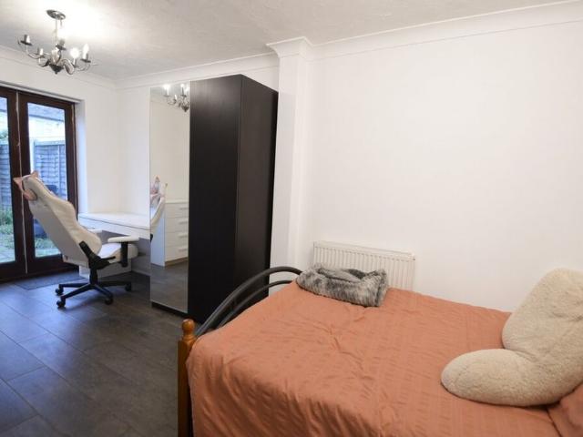 Studio for rent in Row Town, Surrey