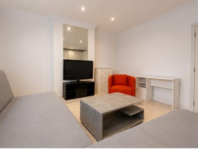 Studio for rent in Row Town, Surrey