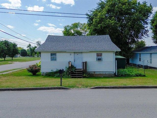 House for sale in Delafield, Bowling Green