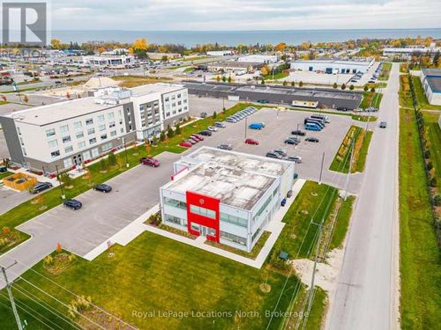 Commercial for rent in Collingwood