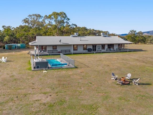 House for sale in Amphitheatre, Victoria