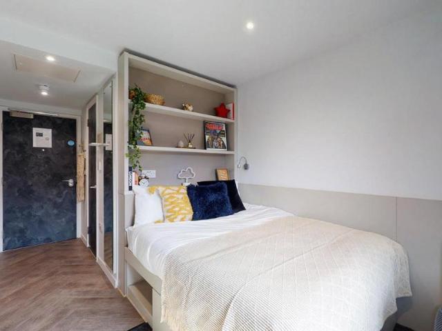 Room for rent in South Lambeth, Greater London