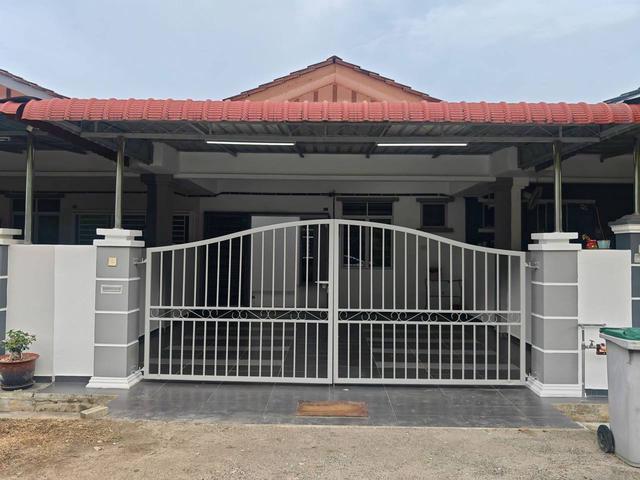 Terraced House for sale in Malaka