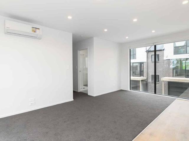 Townhouse for rent in Kelston