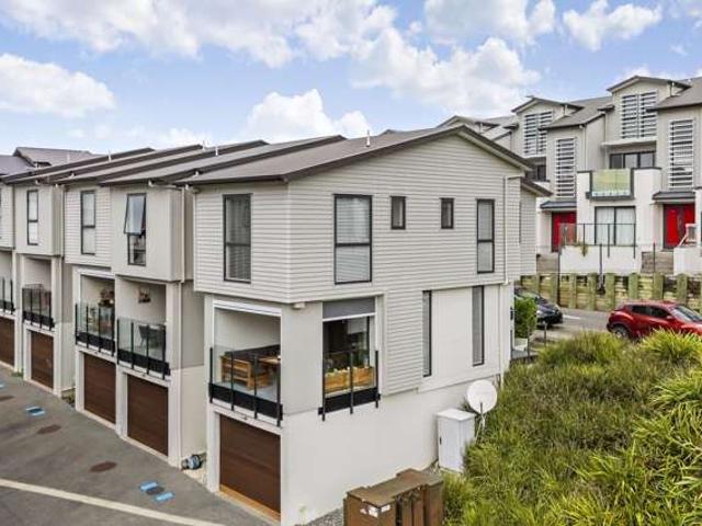 Townhouse for sale in Paremoremo