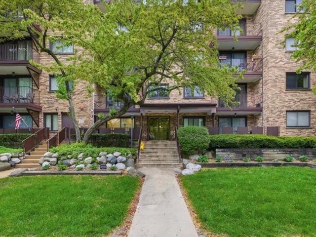 Condo for sale in Arlington Heights, Illinois