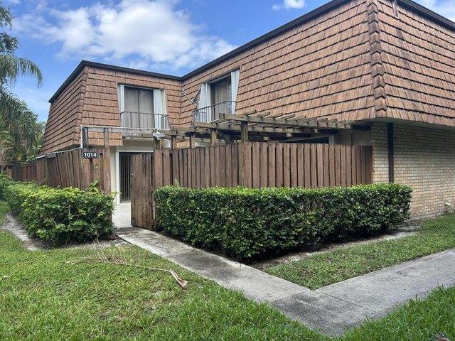 Townhouse for sale in Greenacres, Florida