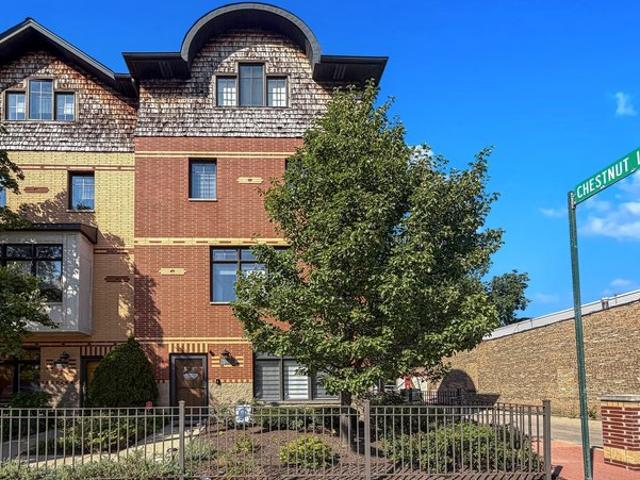 Townhouse for sale in Oak Park, Illinois