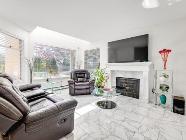 Townhouse for sale in Five Corners, White Rock