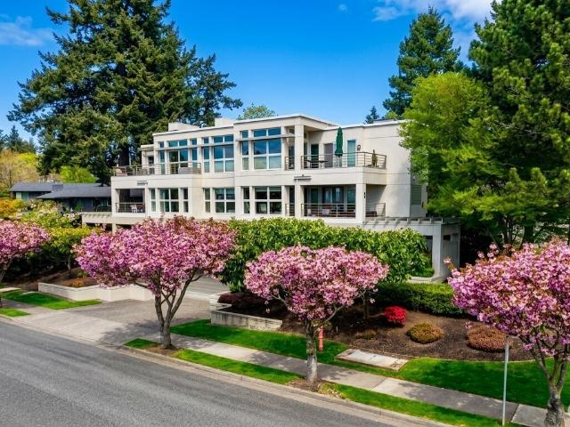 Condo for sale in Bellevue, King County