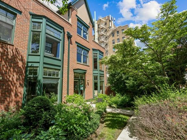 Townhouse for sale in Oak Park, Illinois