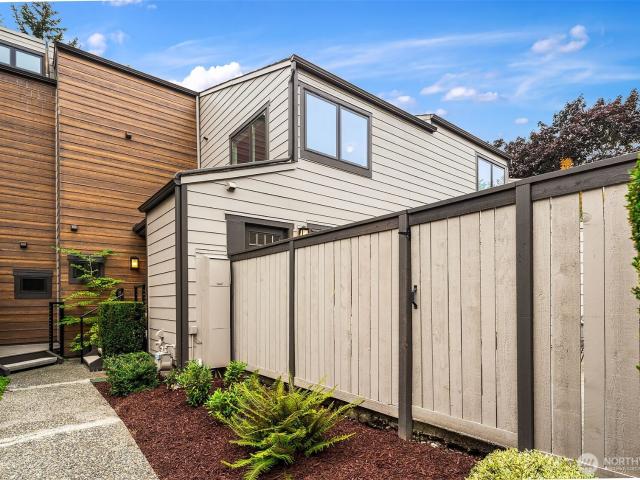 Condo for sale in Milestone Condominium, Bellevue