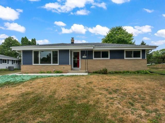 House for sale in Pewaukee, Wisconsin