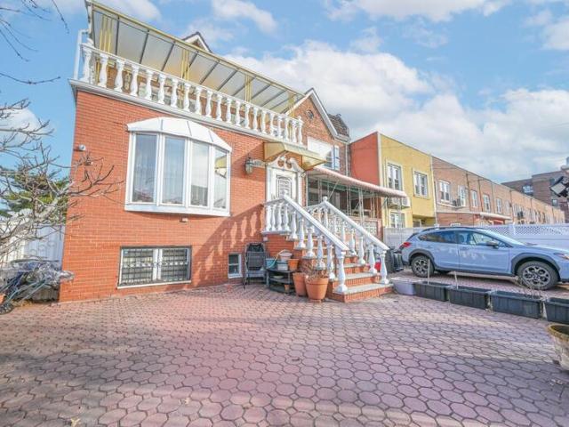 Duplex for sale in Forest Hills