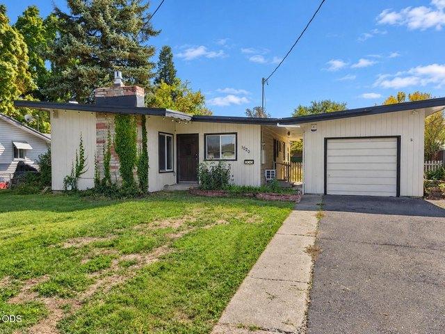 House for sale in Central Point, Jackson County