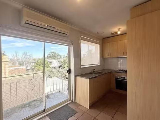 Apartment for rent in Clifton Hill