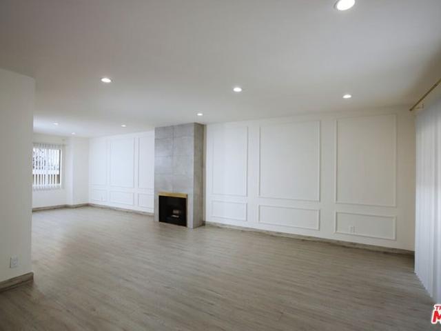 Townhouse for sale in Canoga Park, California