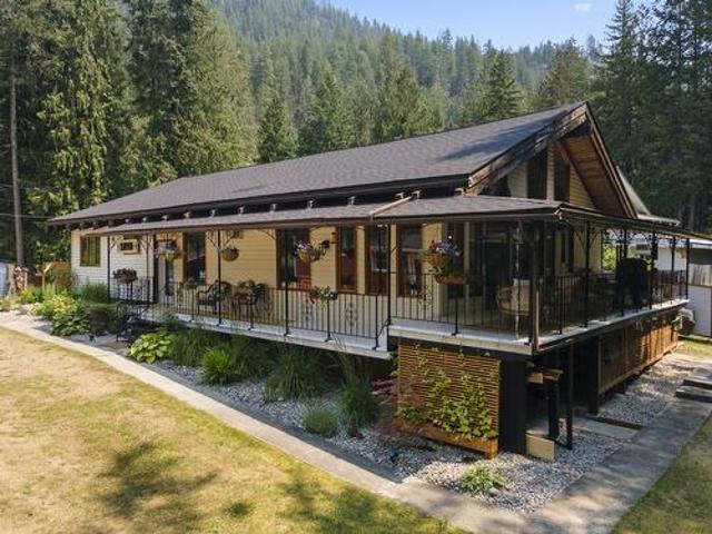 House for sale in Sirdar, British Columbia