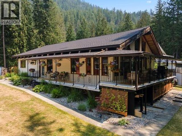 House for sale in Sirdar, British Columbia