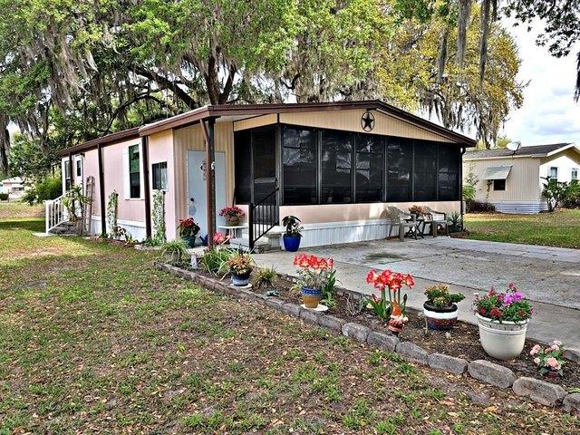 House for sale in Oxford, Florida