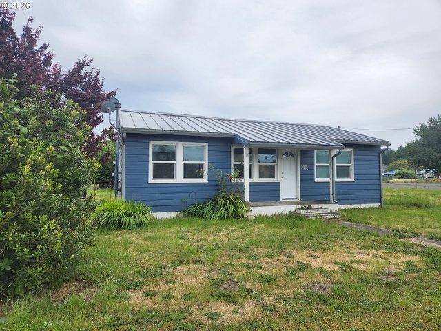 House for sale in Lakeside, Coos County