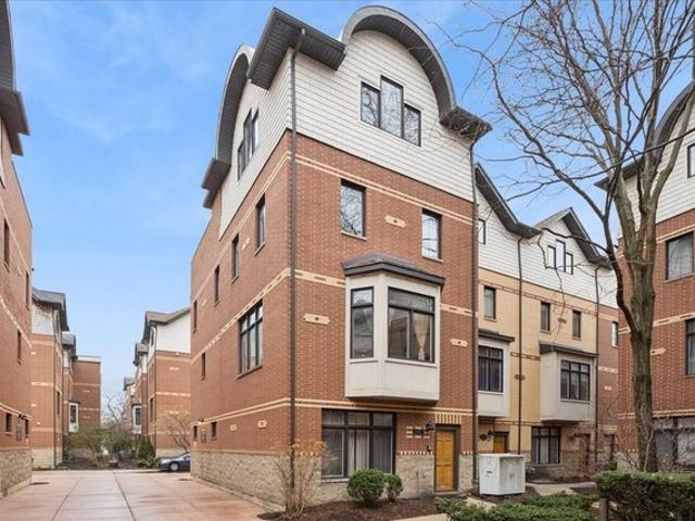 Townhouse for sale in Oak Park, Illinois