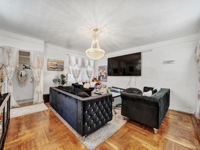 House for sale in The Bronx, Arverne