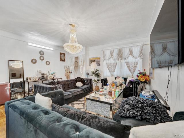 House for sale in The Bronx, Arverne