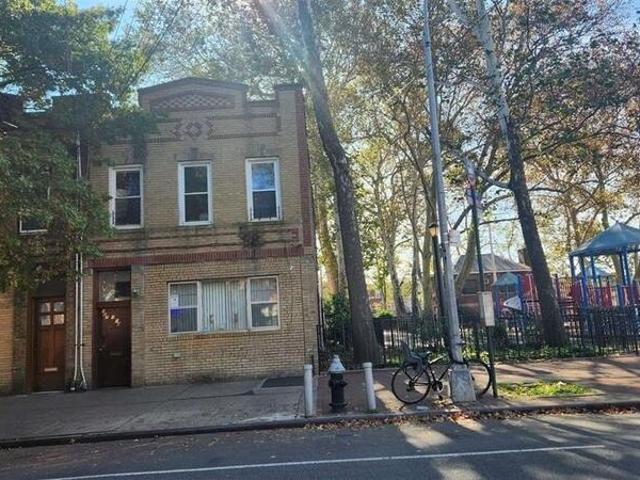 Duplex for sale in Corona