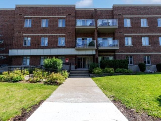 Condo for sale in Pointe-Claire, Montréal (région administrative)