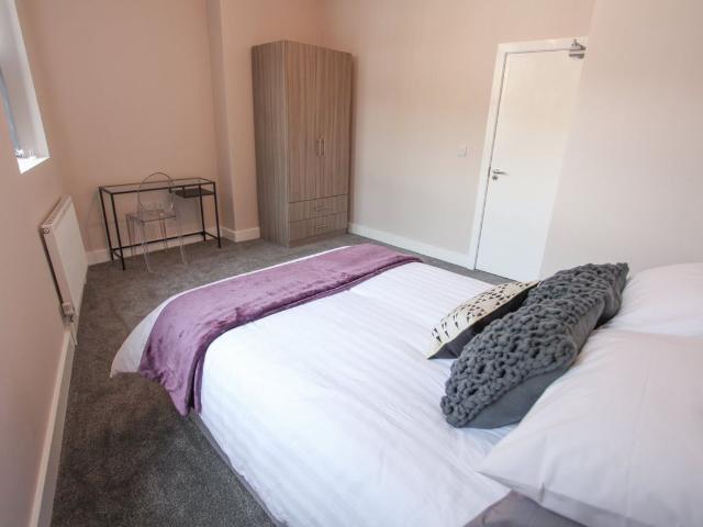 Room for rent in Kensington, Calderstones