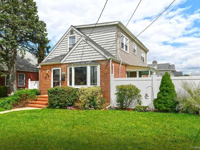 House for sale in Garden City Manor, West Hempstead