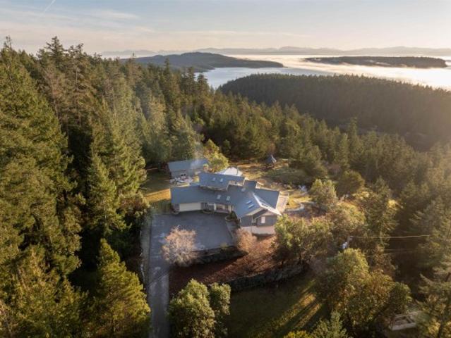 House for sale in Halfmoon Bay, British Columbia