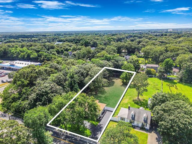 House for sale in Holtsville