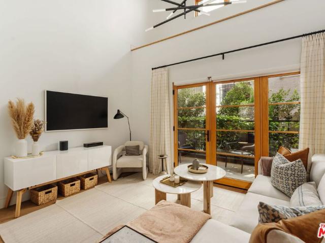 Townhouse for sale in Canoga Park, California