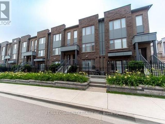 Townhouse for sale in Glen Grove, Pickering