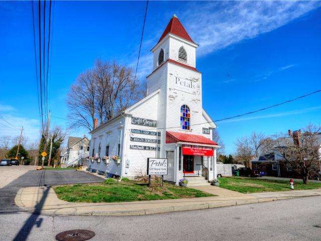 Commercial for sale in Warwick