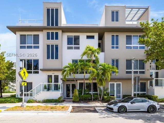 Townhouse for sale in Doral, Florida