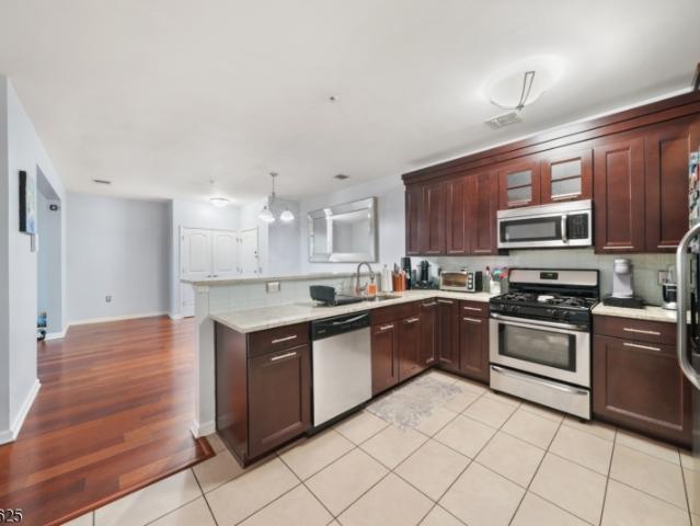 Townhouse for sale in Linden, New Jersey
