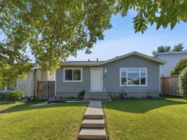 House for sale in MacEwan Glen, Calgary