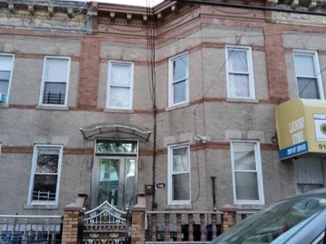 House for sale in Queens, Arverne